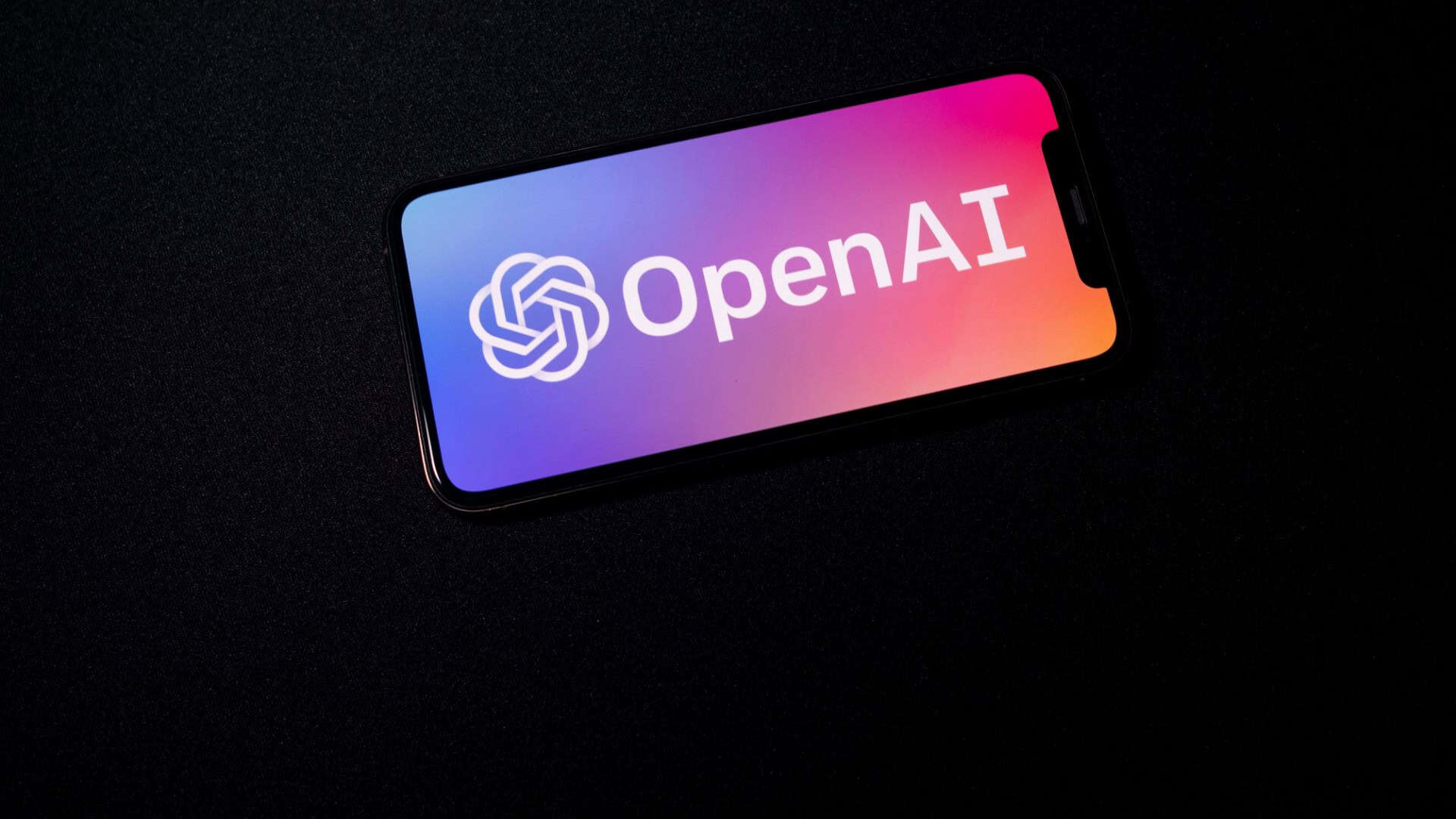 Logo da OpenAI exibido em um smartphone que está na horizontal