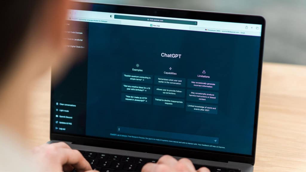foto em zoom de uma pessoa acessando o ChatGPT em seu laptop