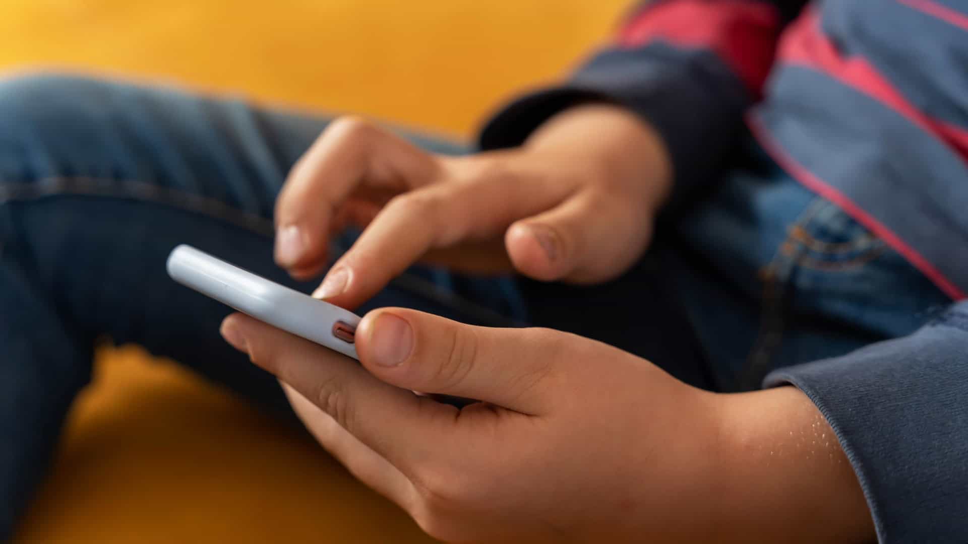 Criança com um smartphone na mão