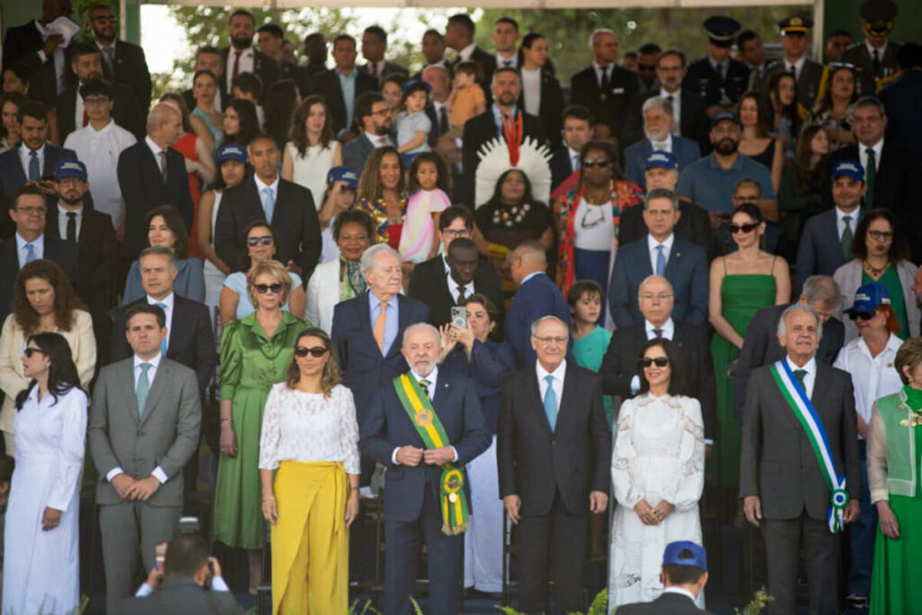 Público chega à Esplanada para o desfile de 7 de Setembro. Siga ao vivo