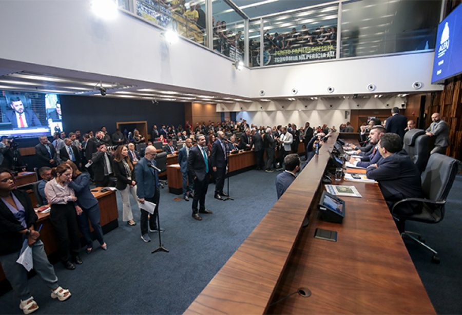 RJ aprova a volta de ‘gratificação faroeste’, que paga bonificação a policiais que matarem suspeitos