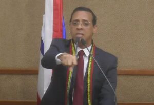 Sessão na Assembleia tem deputado em dia de cantor e provocação a bolsonaristas após arquivamento da PEC da Blindagem