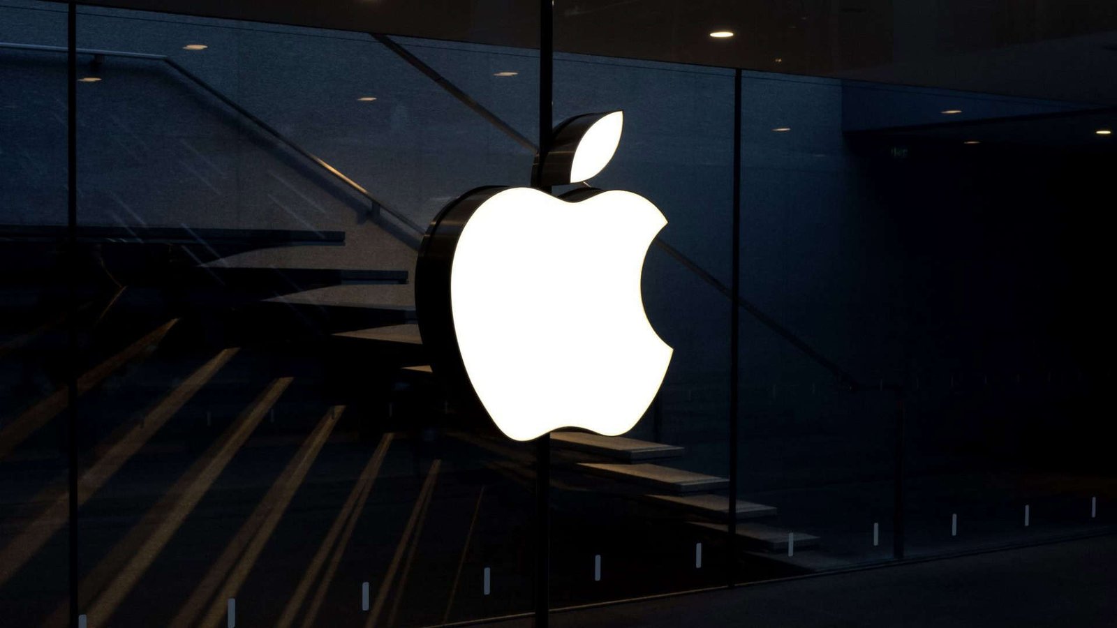 Logo da Apple em uma fachada