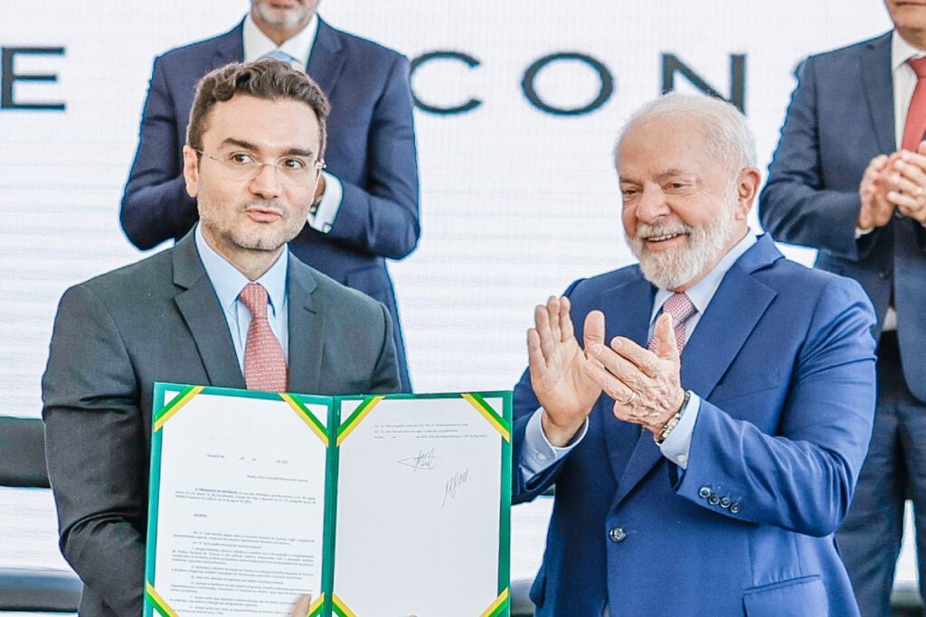 Sob ultimato do União, Sabino se reúne com Lula no Alvorada