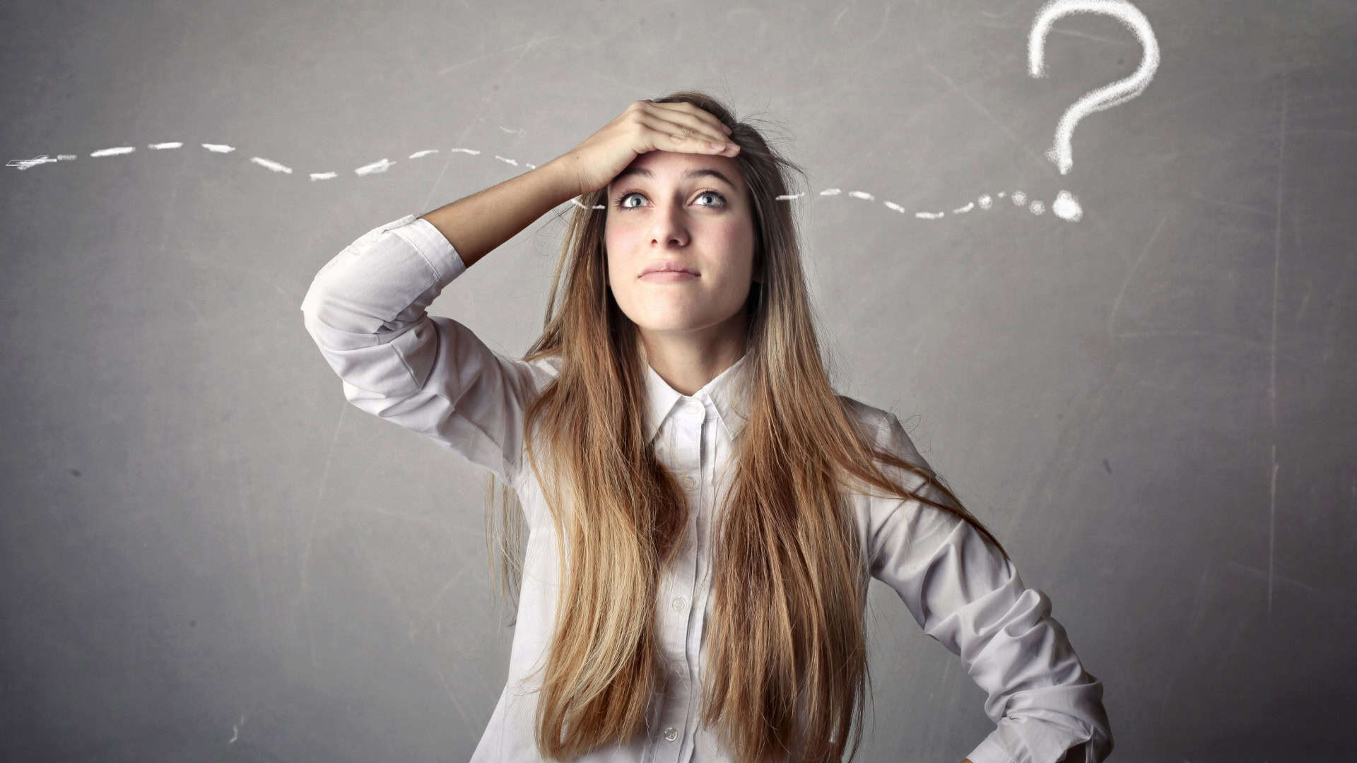 Mulher loira tentando lembrar, com símbolo de interrogação ao fundo; referência à falta de memória