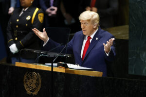 Trump diz que abraçou Lula e que irão se reunir na próxima semana
