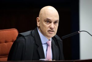 Votos do julgamento de Bolsonaro expõem Moraes incisivo e Fux bacharelesco