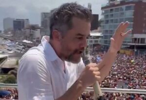 Wagner Moura e Chico Buarque participam de atos contra PEC da Blindagem