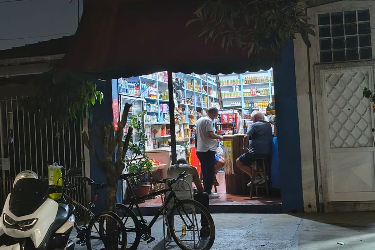Imagem colorida mostra bar e mercearia na Avenida Piassanguaba - Metrópoles