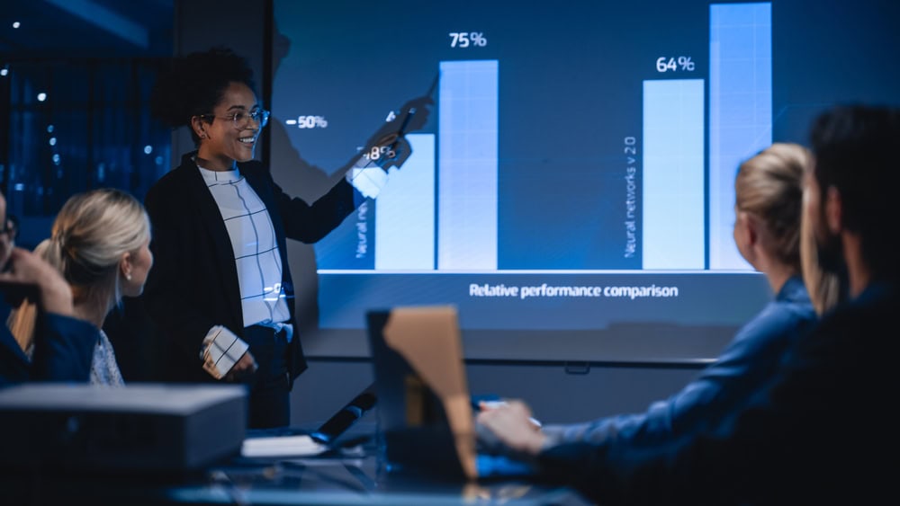 Mulher analia dados de empresa.