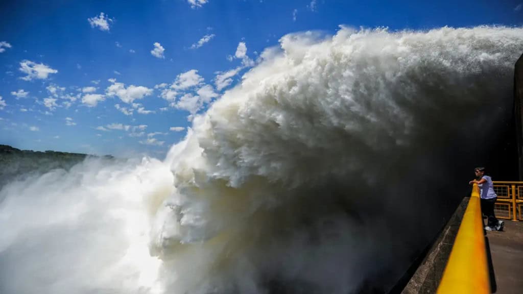 Pessoa embaixo de onda na usina Itaipu