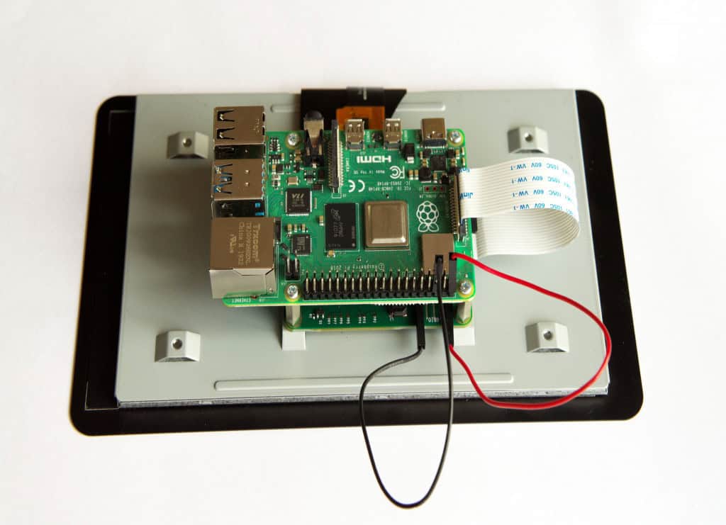 Computador de placa única modelo Raspberry Pi 4B montado em uma tela sensível ao toque de 7 polegadas