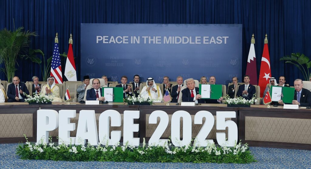 Sem Netanyahu, Trump assina cessar-fogo em Gaza: "Dia incrível"