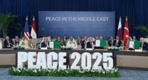 Sem Netanyahu, Trump assina cessar-fogo em Gaza: "Dia incrível"