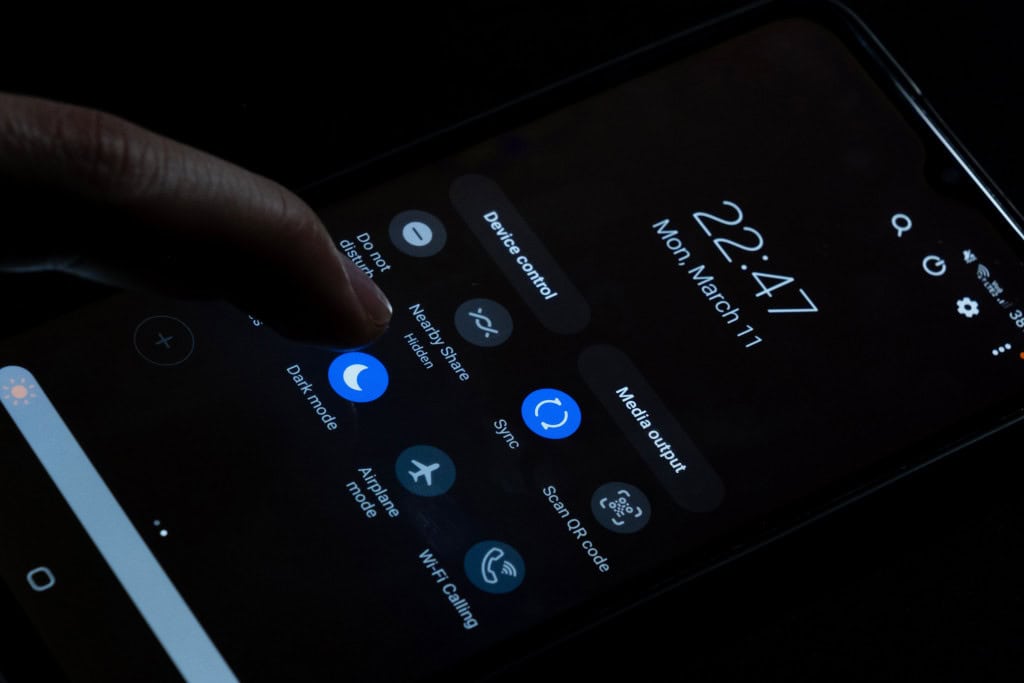 Ativando o modo escuro no telefone Samsung Android, tela da página do telefone, conceito de conforto para os olhos, tela do smartphone com fundo preto, ativar o modo escuro