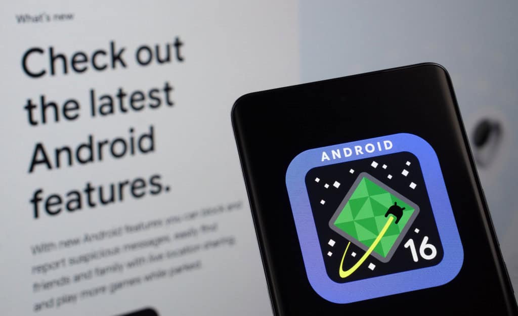 O logotipo do Android 16 é exibido em uma tela de smartphone