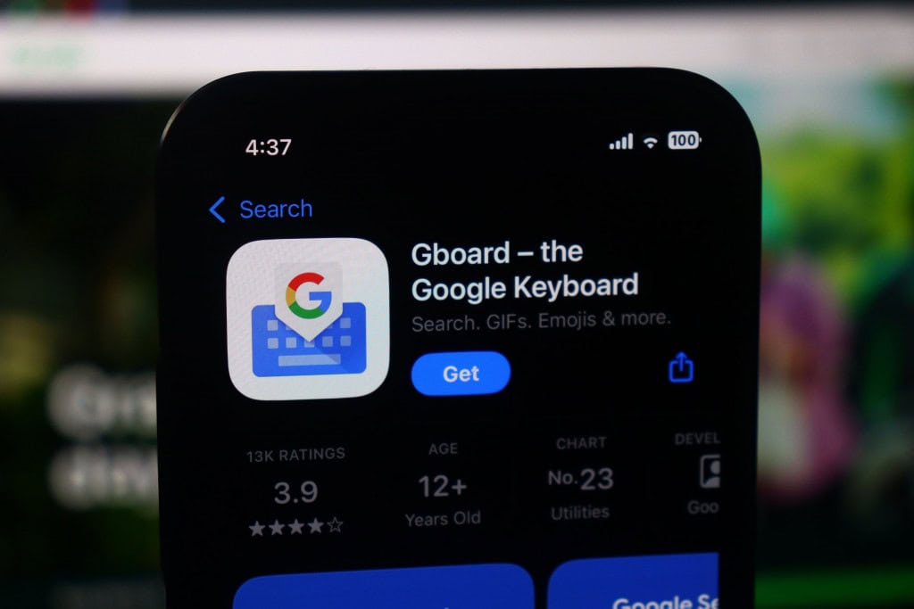 O Gboard é o aplicativo de teclado inteligente da Google para Android e iOS, oferecendo digitação deslizante, entrada de voz, emojis, GIFs, suporte multilíngue e pesquisa integrada do Google