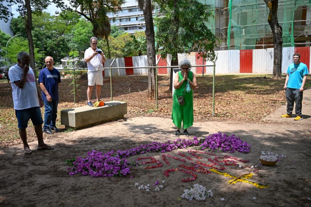 "Isaac vive": consternados, amigos homenageiam estudante assassinado