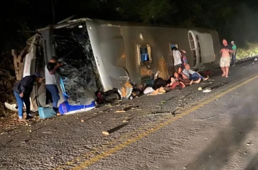 PE: sobe para 16 o número de mortos em acidente com ônibus na BR-423