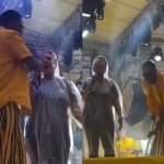 Mumuzinho interrompe show, ajuda funcionária, deixa ela cantar e paga 20x a diária dela