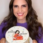 Chris Flores ganha bolo de aniversário inspirado na grávida de Taubaté