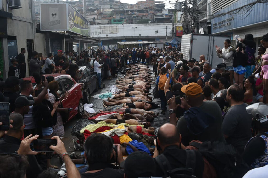 Sangue e desespero: mais de 40 corpos são enfileirados em praça no Rio