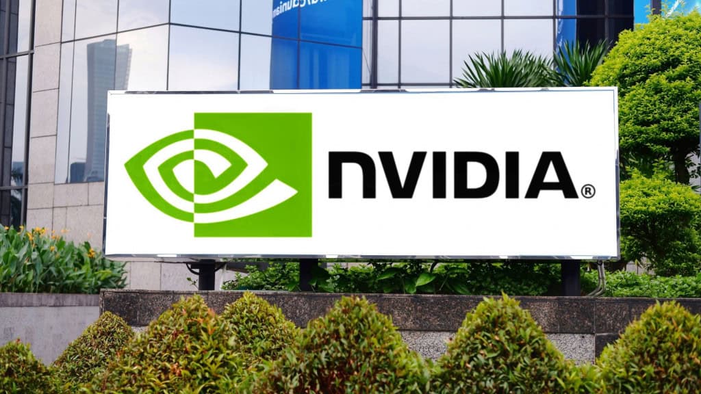 Logo da Nvidia em uma placa na frente da fachada de um prédio