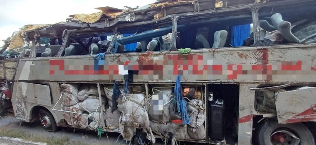 Acidente com ônibus deixa ao menos 15 mortos na BR-423, em Pernambuco
