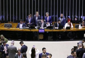 Ala da base governista busca expor centrão como inimigo do povo em votações na Câmara