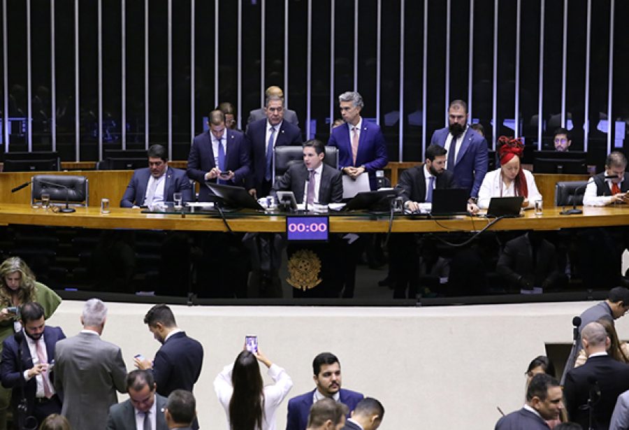 Ala da base governista busca expor centrão como inimigo do povo em votações na Câmara