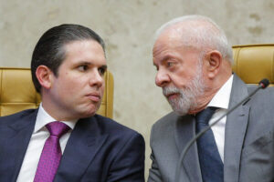 Após corte de cargos, Motta atua para renegociar espaços do Centrão