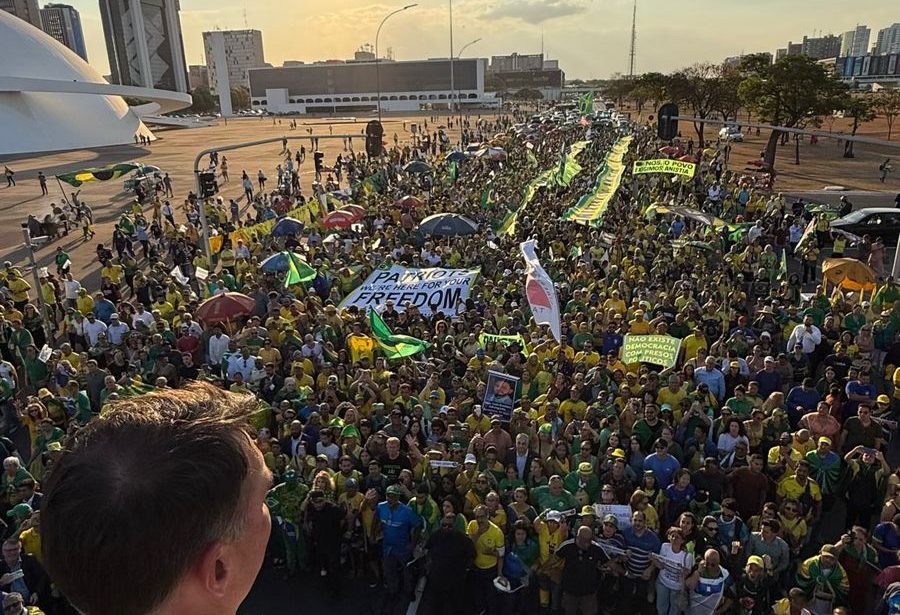Bolsonaristas fazem ato por anistia na Esplanada dos Ministérios