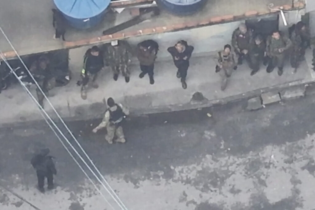 CV é filmado com fuzis e roupas de guerra antes da megaoperação no Rio