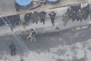 CV é filmado com fuzis e roupas de guerra antes da megaoperação no Rio