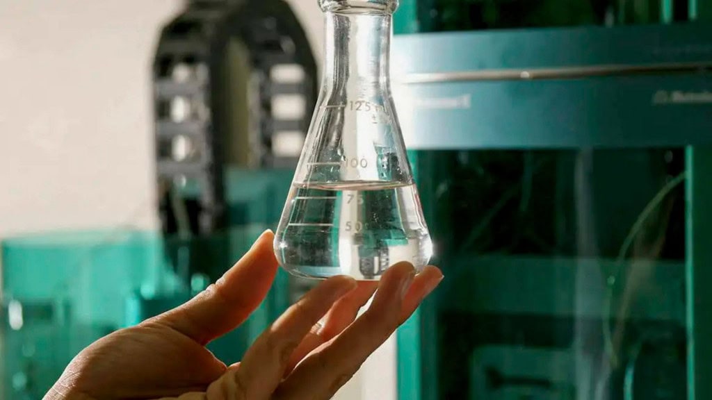 Pessoa segurando frasco com metanol dentro