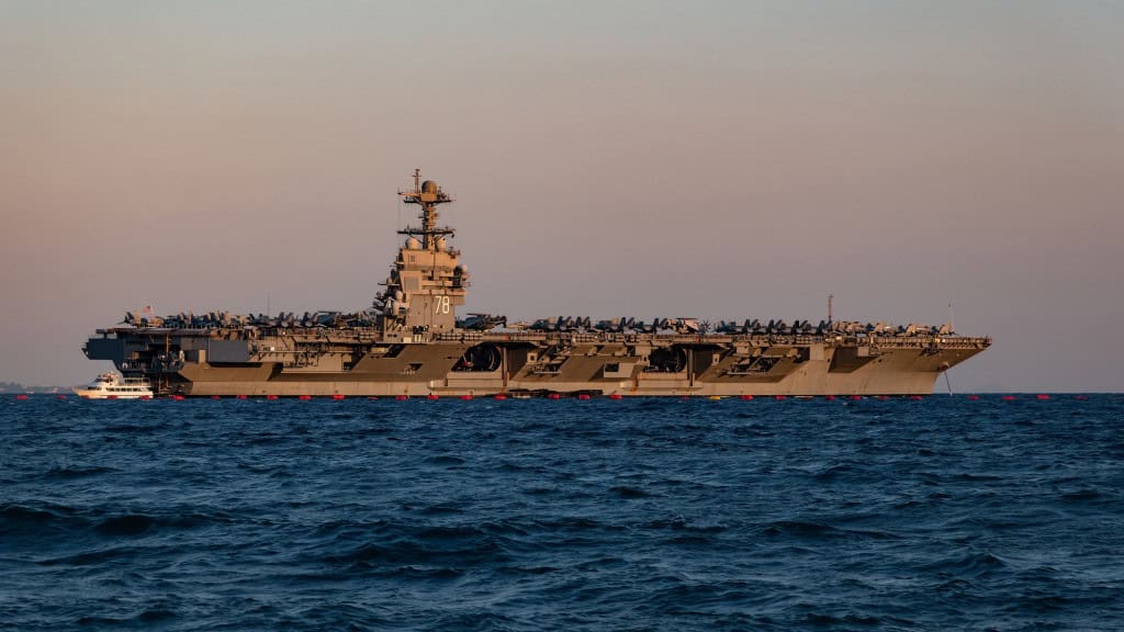 Atenas, Grécia — 28 de julho de 2023: o porta-aviões USS Gerald R. Ford lançou âncora na baía de Falero.