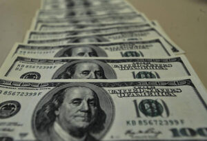 Dólar sobe em correção ao exterior após quatro quedas