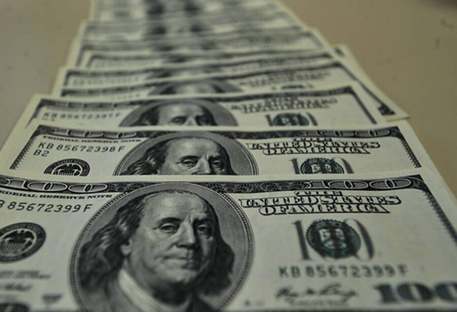 Dólar sobe em correção ao exterior após quatro quedas