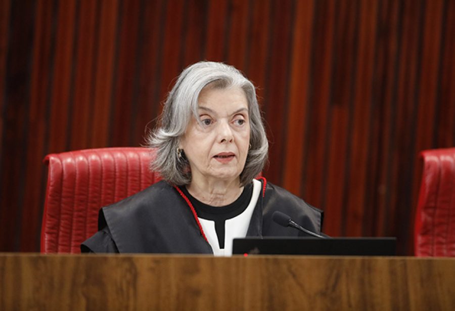 Em julgamento no STF, Cármen Lúcia desmente advogado sobre voto impresso