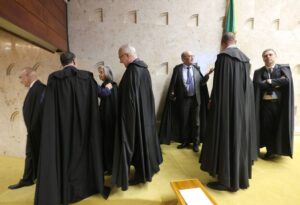 Entenda como funcionam critérios de desempate no STF com saída de Barroso