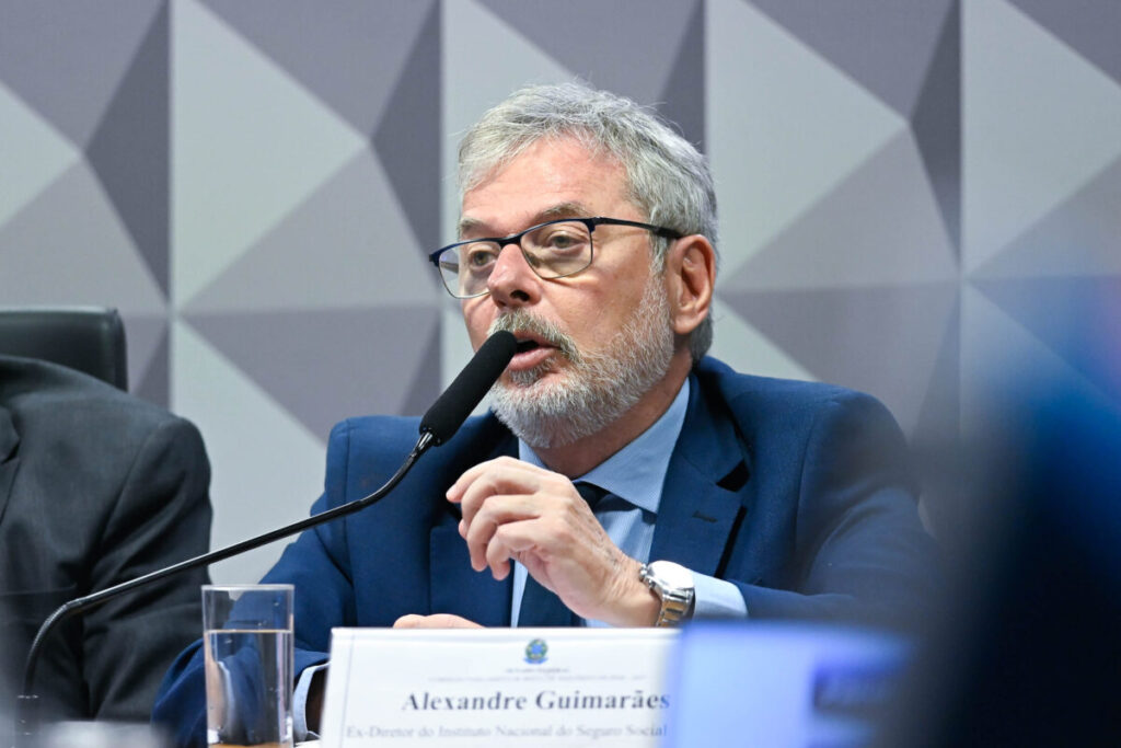 Ex-diretor do INSS diz na CPMI que abriu empresa para atender "Careca"