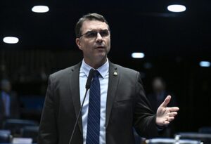 Flávio Bolsonaro critica autorização do STF para entrevista de Jair Bolsonaro: ‘Pegadinha’