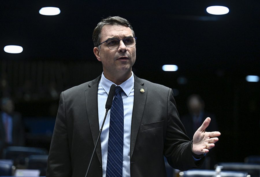 Flávio Bolsonaro critica autorização do STF para entrevista de Jair Bolsonaro: ‘Pegadinha’