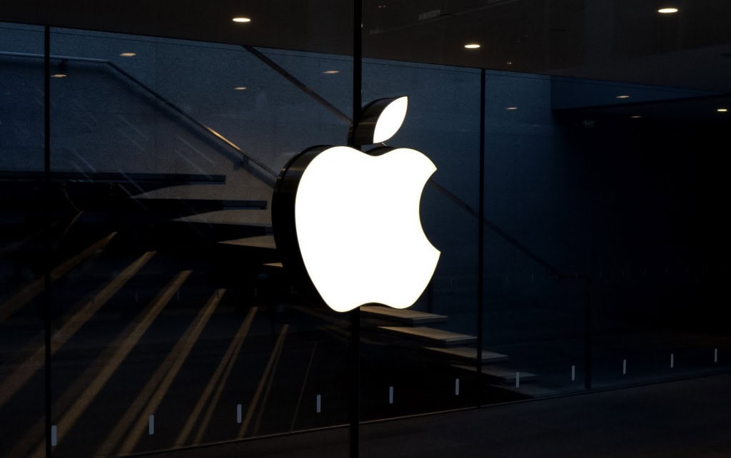 Logo da Apple em uma fachada