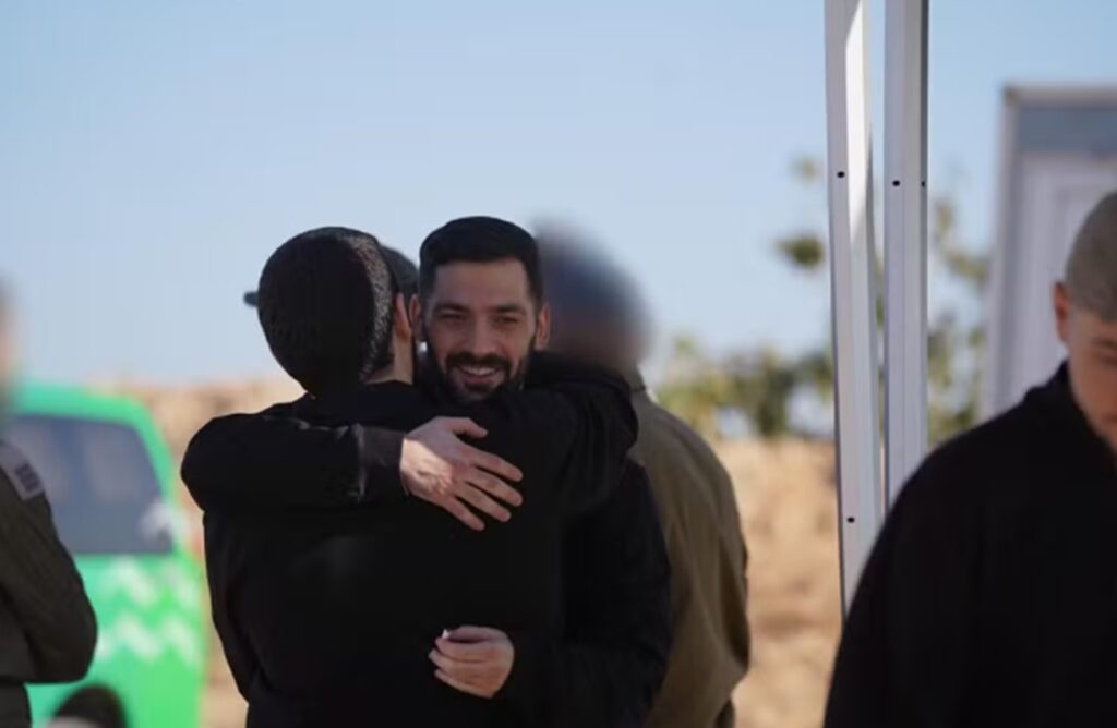 Hamas liberta reféns que estavam em Gaza para troca com palestinos