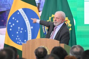 Lula cobra o Banco Central: "Vai precisar começar a baixar os juros"