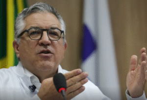 “Não vamos negar aos nossos filhos o direito à vacina”, diz Padilha