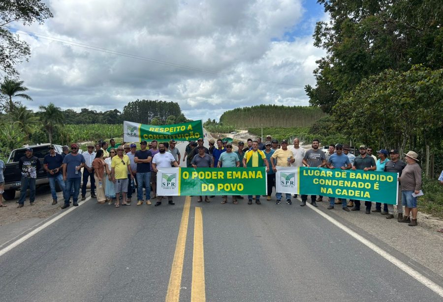 Produtores rurais bloqueiam BR-101 em protesto contra invasões de terra no Extremo Sul da Bahia