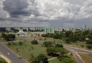 Servidores recebem até R$ 44 mil por mês só com gratificação por atividades extras