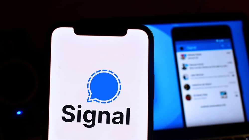Celular exibindo logomarca do Signal na tela